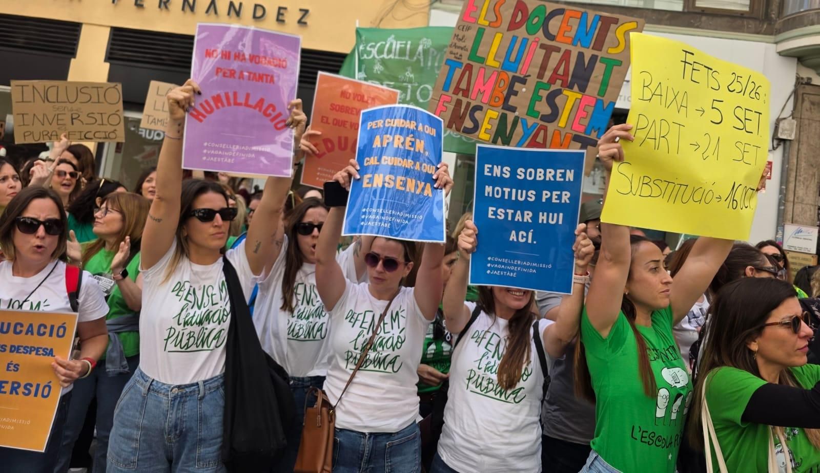 Miles de docentes se manifiestan en València en el primer día de huelga indefinida