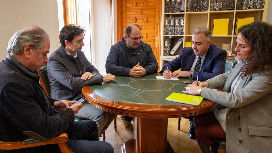 El consejero de Fomento, Roberto Media, con el alcalde de Villafufre, José Luis Cobo