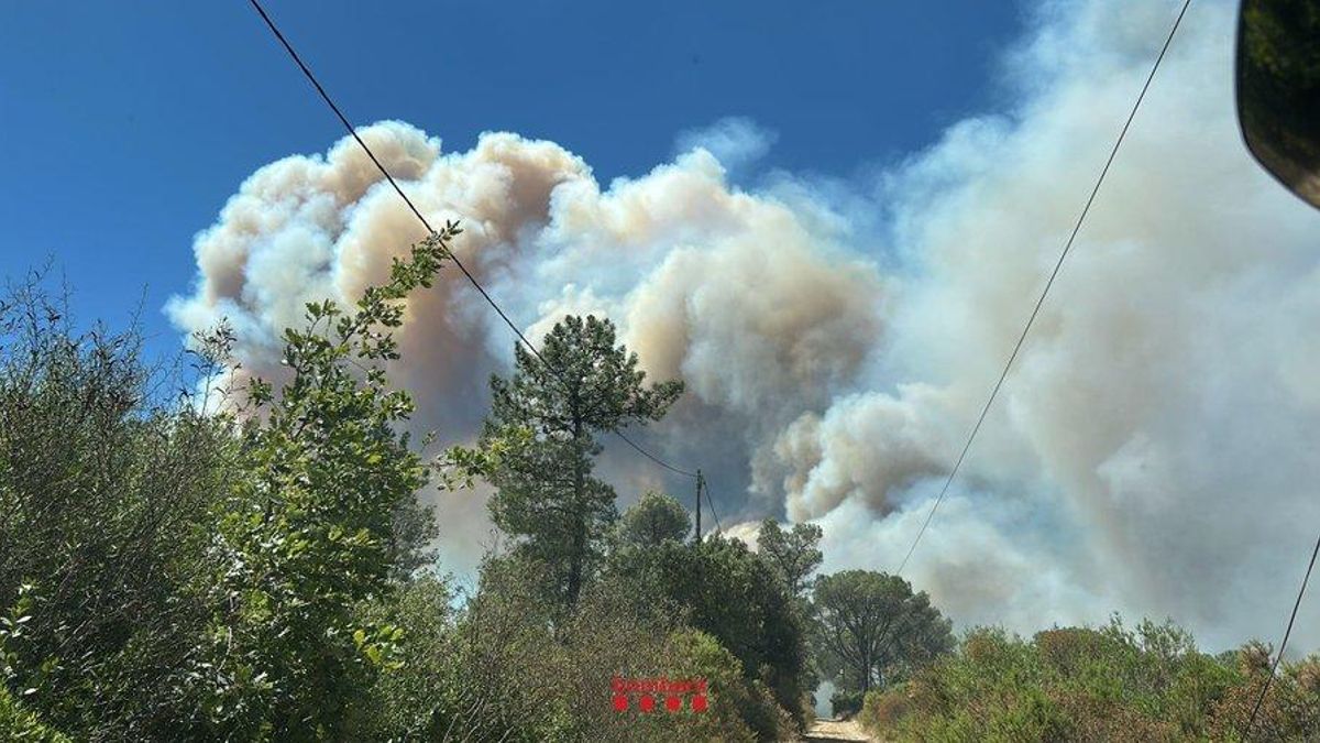Un incendio avivado por el viento en Girona obliga a confinar a 150 niños de una casa de colonias
