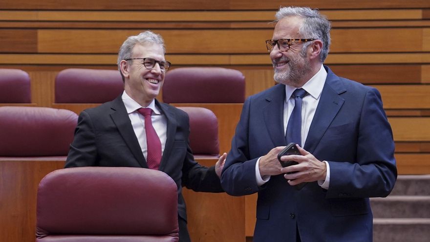 El vicepresidente de la Junta de Castilla y León, Carlos Pollán (dcha.), conversa con el exconsejero y procurador de Vox, Mariano Veganzones (izda.), en el pleno este martes.