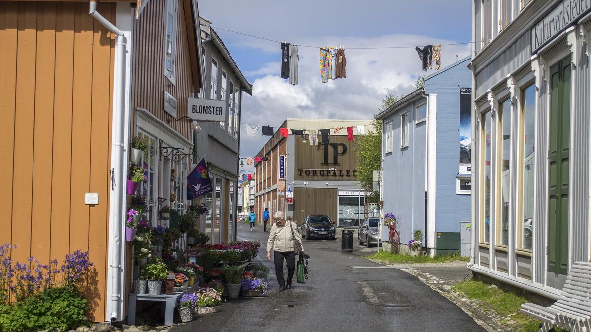 Paisaje urbano en Mosjøen. En esta ciudad de madera del siglo XIX todo está en su sitio. Nada sobra.