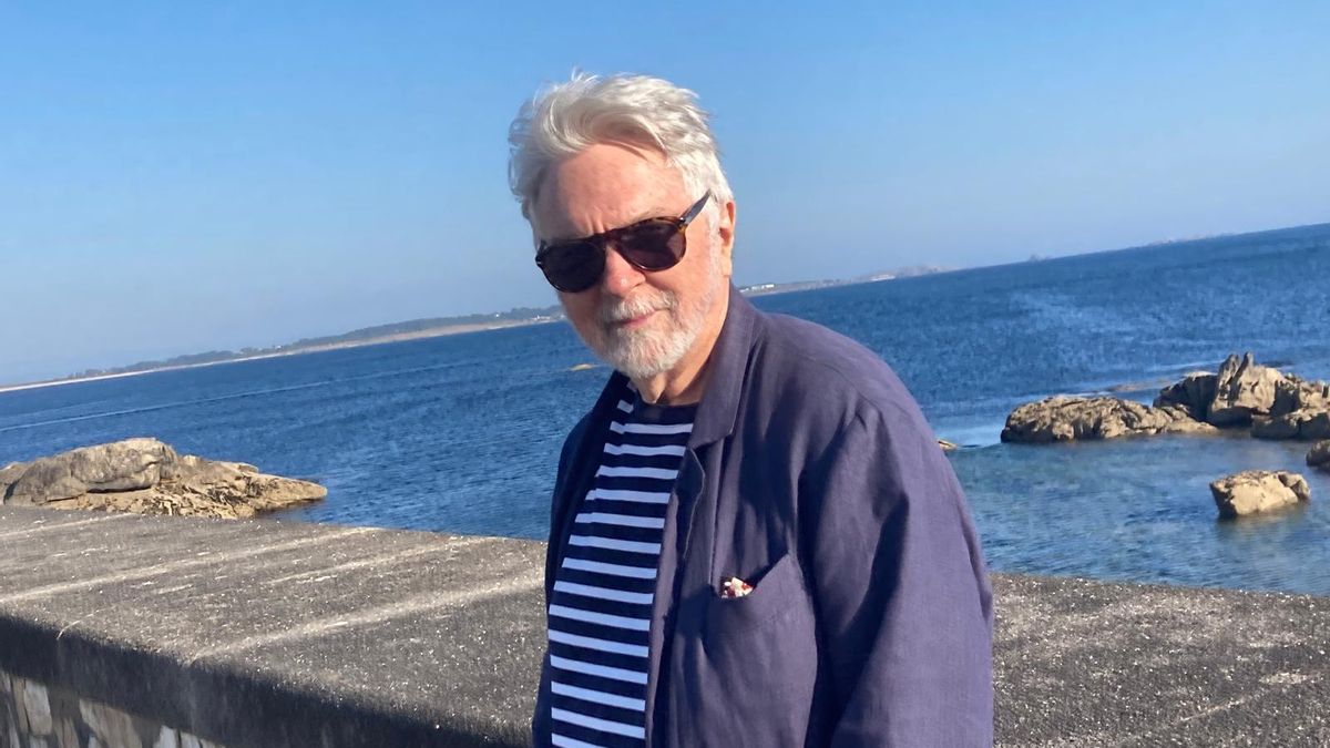 El autor, en una foto reciente en Corrubedo.