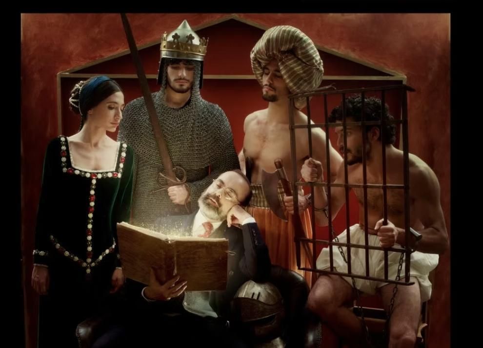 Cartel de la obra teatral 'Más acá de los Romances' de la compañía de Antonio Castillo, que aparece sentado con un libro.