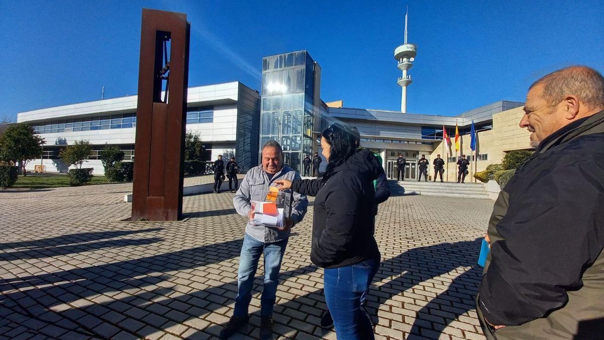 Una urna simbólica en la Consejería de Desarrollo Sostenible en Toledo que ha sido depositada en este departamento del Gobierno regional para reclamar elecciones al campo, según ha explicado Unión de Uniones