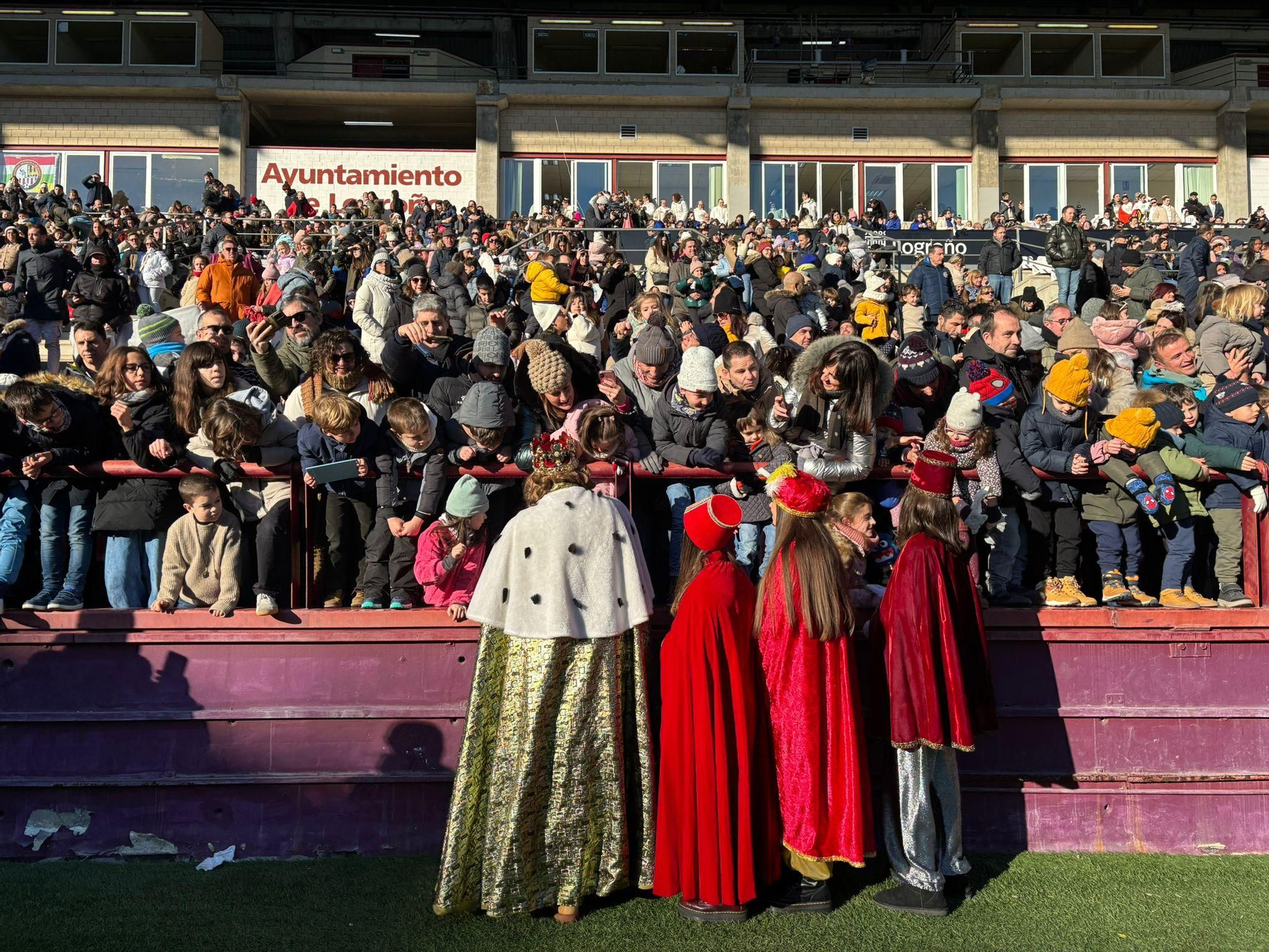 Los Reyes Magos ya están en Logroño: así ha sido el aterrizaje en helicóptero en Las Gaunas