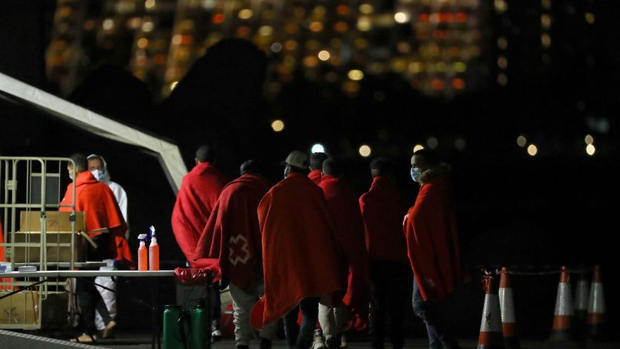 Rescatada una embarcación neumática con 47 personas al este de Lanzarote