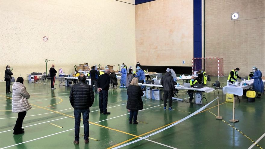 Los ayuntamientos navarros cederán espacios como bibliotecas o polideportivos y buscarán voluntarios para las siguientes fases de la vacunación