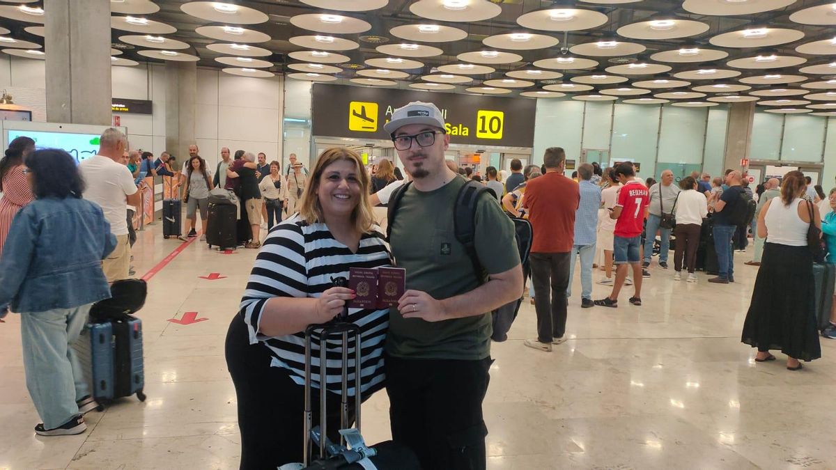 Claudio y Daniela, en el aeropuerto de Madrid-Barajas.