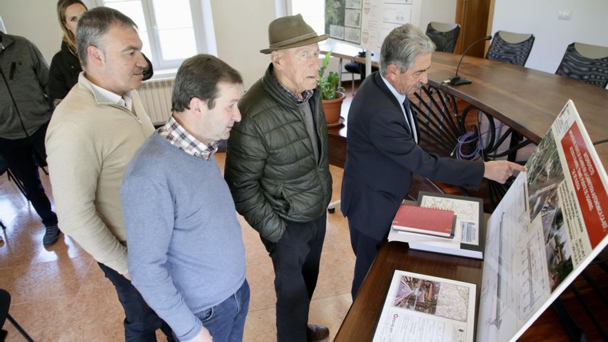 El presidente de Cantabria, Miguel Ángel Revilla, presenta los proyectos de la segunda fase de la carretera de La Alcomba y la ampliación del puente de Ogarrio