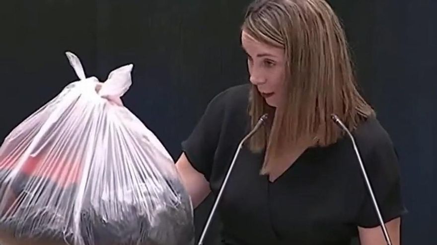 La portavoz del PSOE en el Ayuntamiento de Madrid, Mar Espinar, lleva al Pleno de Cibeles una bolsa de basura para ejemplificar la suciedad en las calles.