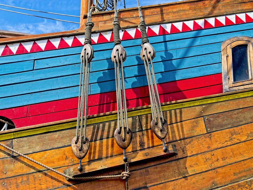 Maderas pintadas del 'Cisne Blanco', replica del barco de finales del siglo XV famoso por su expedición ártica.