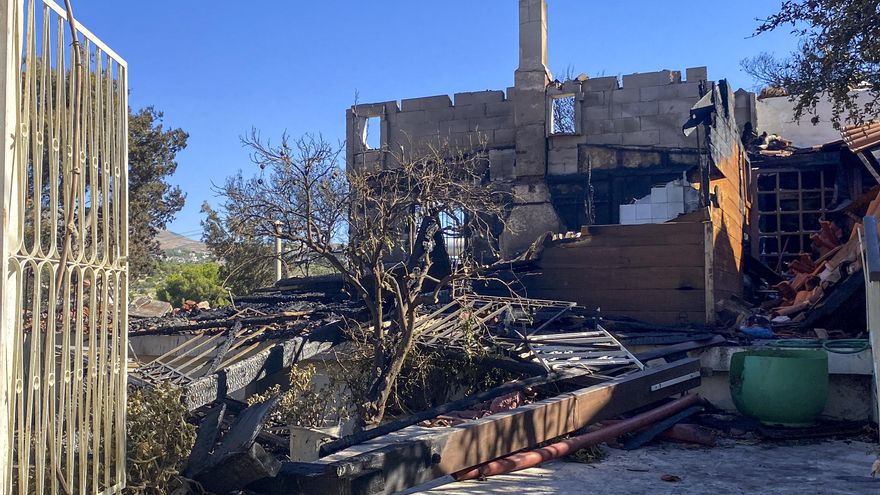 Bajo control el incendio cerca de Atenas y remite el fuego declarado el miércoles en Creta