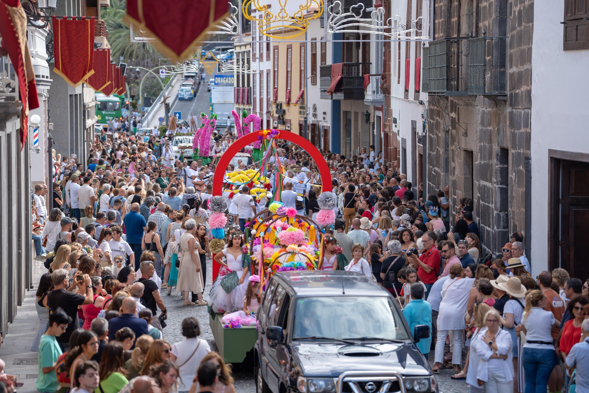 La batalla de las flores llenó de color a Santa Cruz de La Palma.
