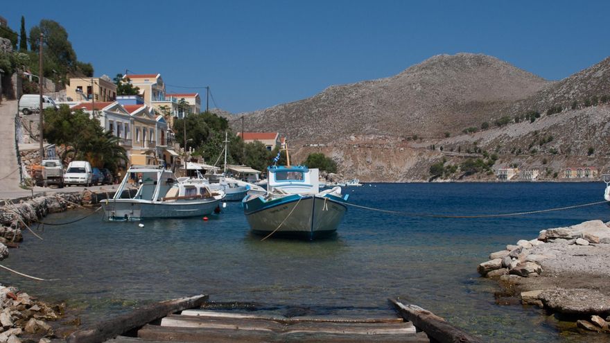 Una barca espera a pocos metros de la orilla en una de las calas de la isla de Symi. Nikolay Gromin