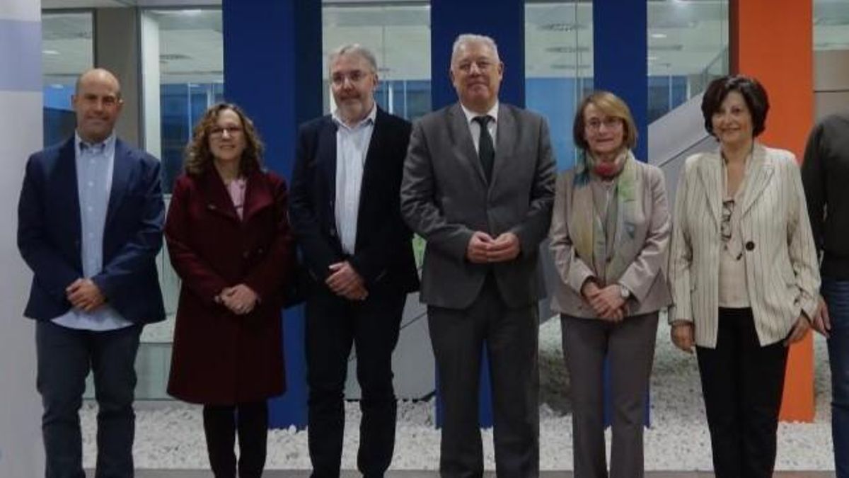 Dimite el cargo de Pérez Llorca autor de un libro para docentes en el que les denigra y banaliza el Holocausto