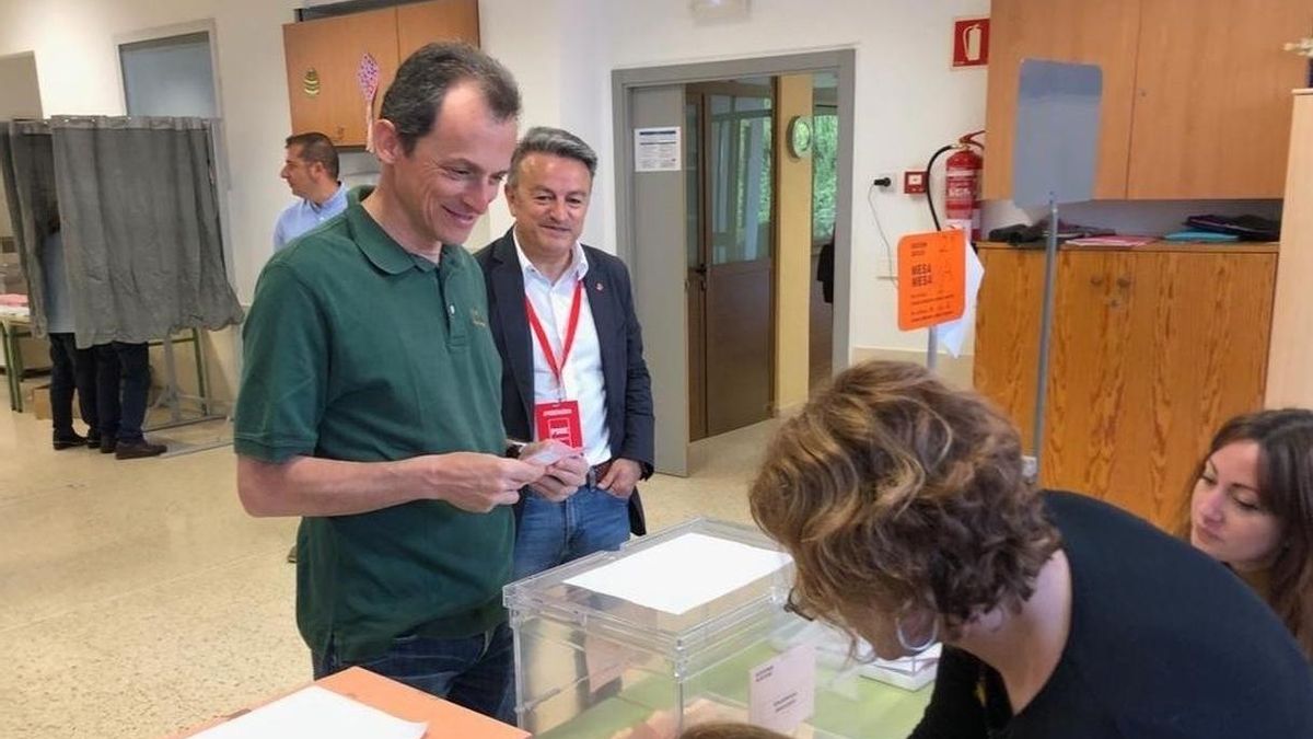 Pedro Duque vota en la localidad alicantina de Jávea
