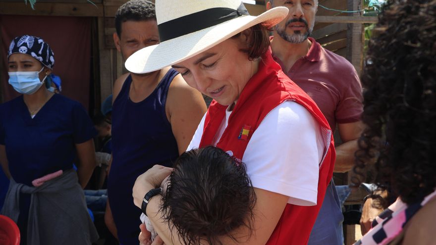 La secretaria española de cooperación visita asentamiento de migrantes en Cartagena de Indias