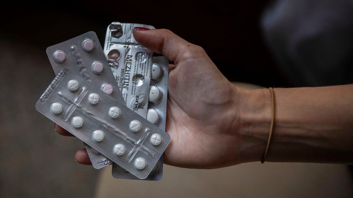 Una mujer sostiene medicamentos, en una fotografía de archivo. EFE/Paolo Aguilar