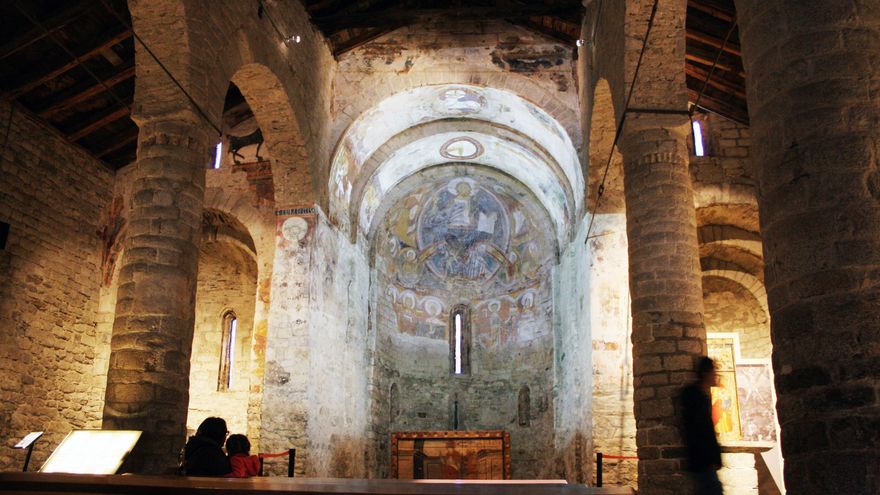 Imagen del interior de Sant Climent, en cuyo ábside se proyecta el popular 'mapping' con la recreación virtual de las pinturas