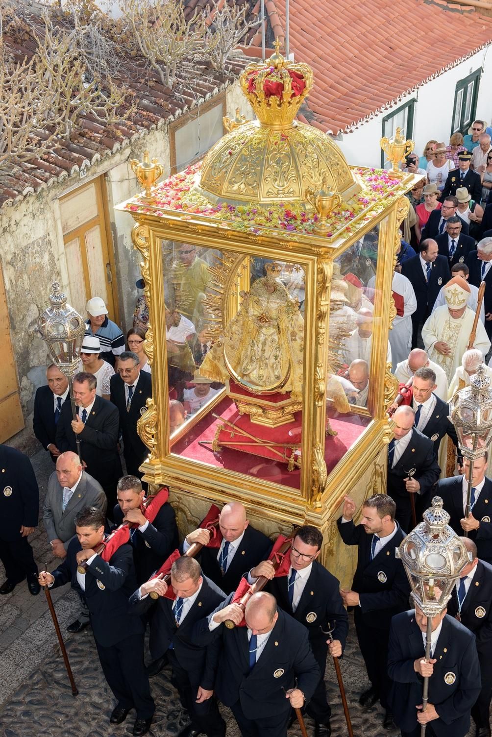 El  Sillón de Viaje de oro de la Virgen de las Nieves: celebrando 50 años de tradición y devoción.