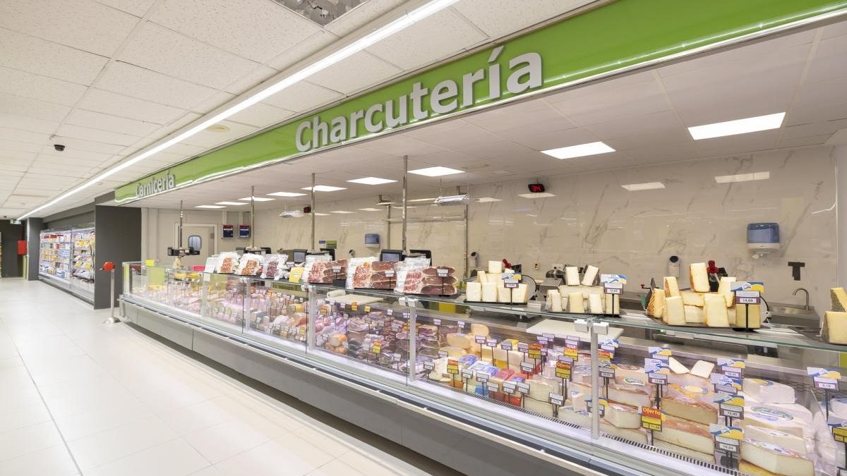 Dispone de secciones de frescos como charcutería y carnicería.