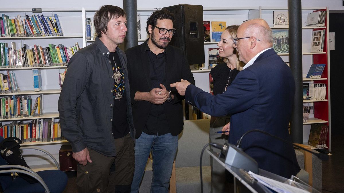 El presidente del Cabildo de Gran Canaria, Antonio Morales, con el fotoperiodista ucraniano Evgeniy Maloletka.