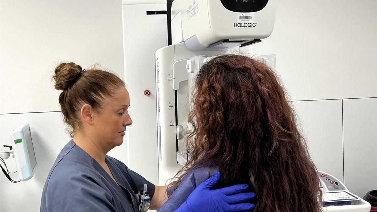 El Ayuntamiento de Córdoba impulsa un proyecto sobre el impacto personal, laboral y social del cáncer en mujeres