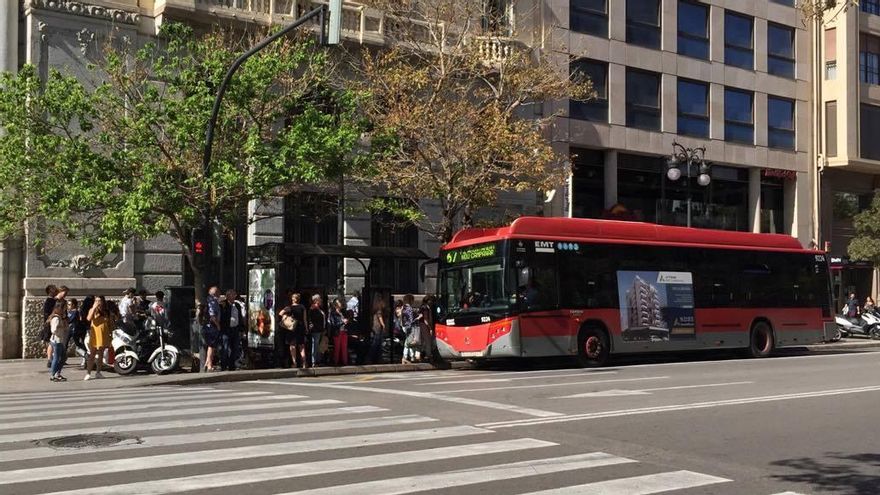 Un autobús de la EMT en una parada