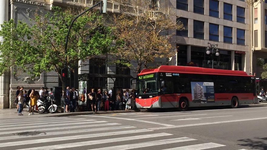 Un autobús de la EMT en una parada.