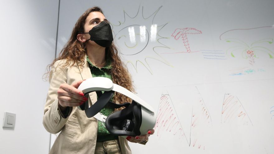 Zaira Santana, con las gafas de realidad virtual.