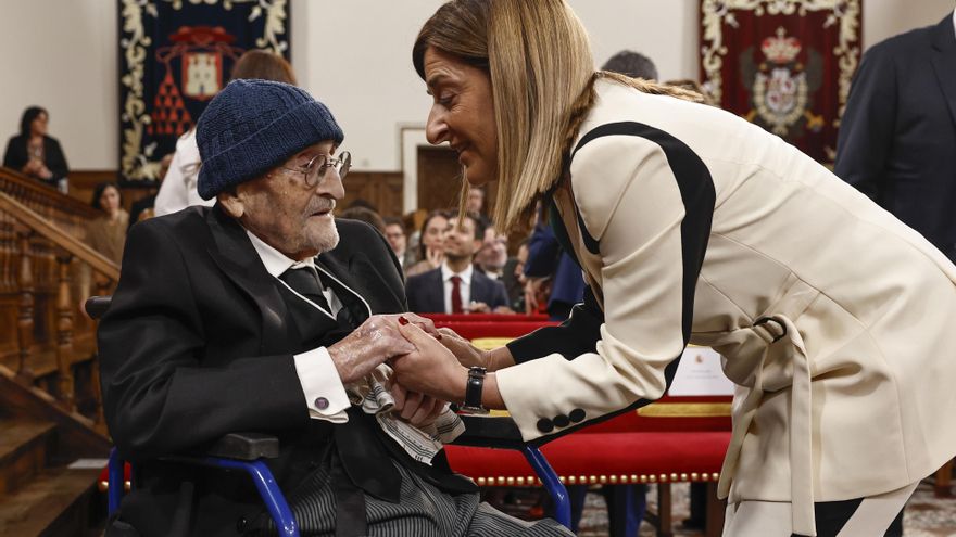 Archivo - El Escritor Álvaro Pombo Es Saludado Por La Presidenta De Cantabria, María José Sáenz De Buruaga, Momentos Antes De Recibir El Premio Cervantes 2024,