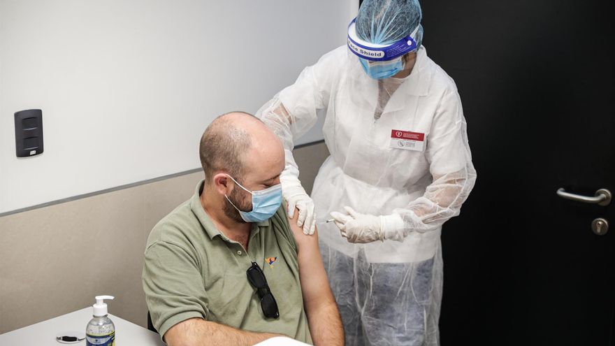Un hombre recibe una dosis de una vacuna contra la covid-19, en Montevideo (Uruguay).