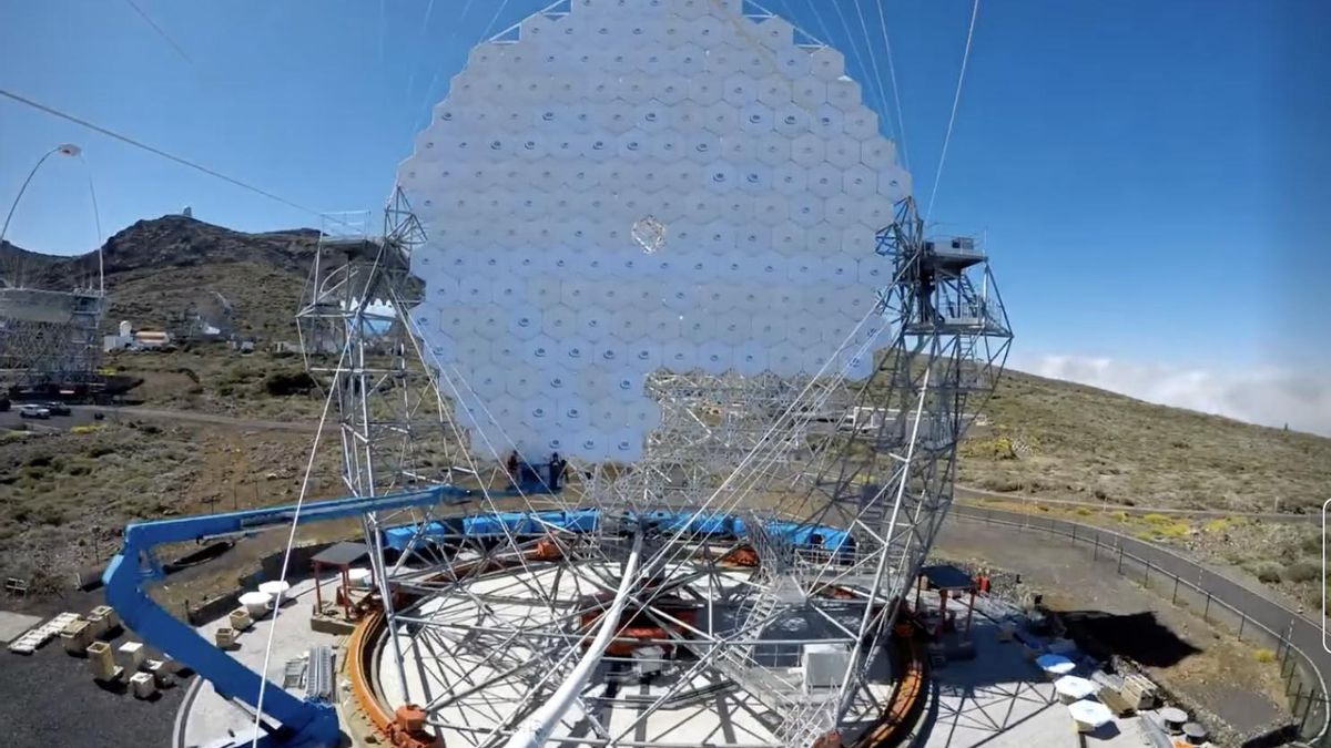 El Telescopio de Gran Tamaño (LST-3) de la Red Cherenkov, en el observatorio del Roque de Los Muchachos,  durante la instalación espejo formado por 198 segmentos.