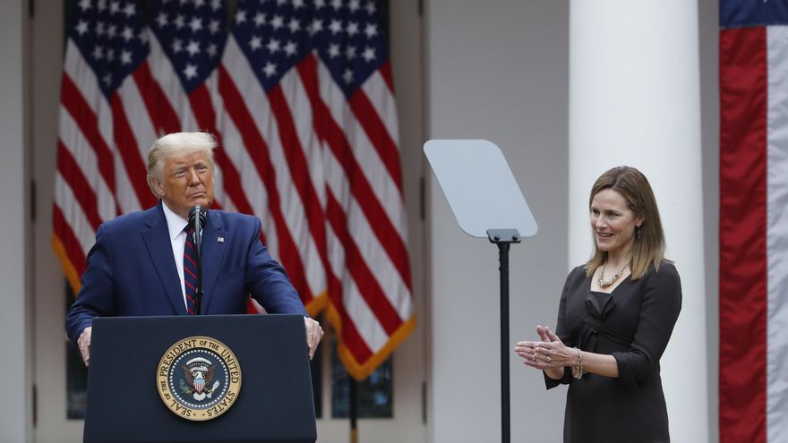 Donald Trump y la jueza conservadora Amy Barrett en 2020.