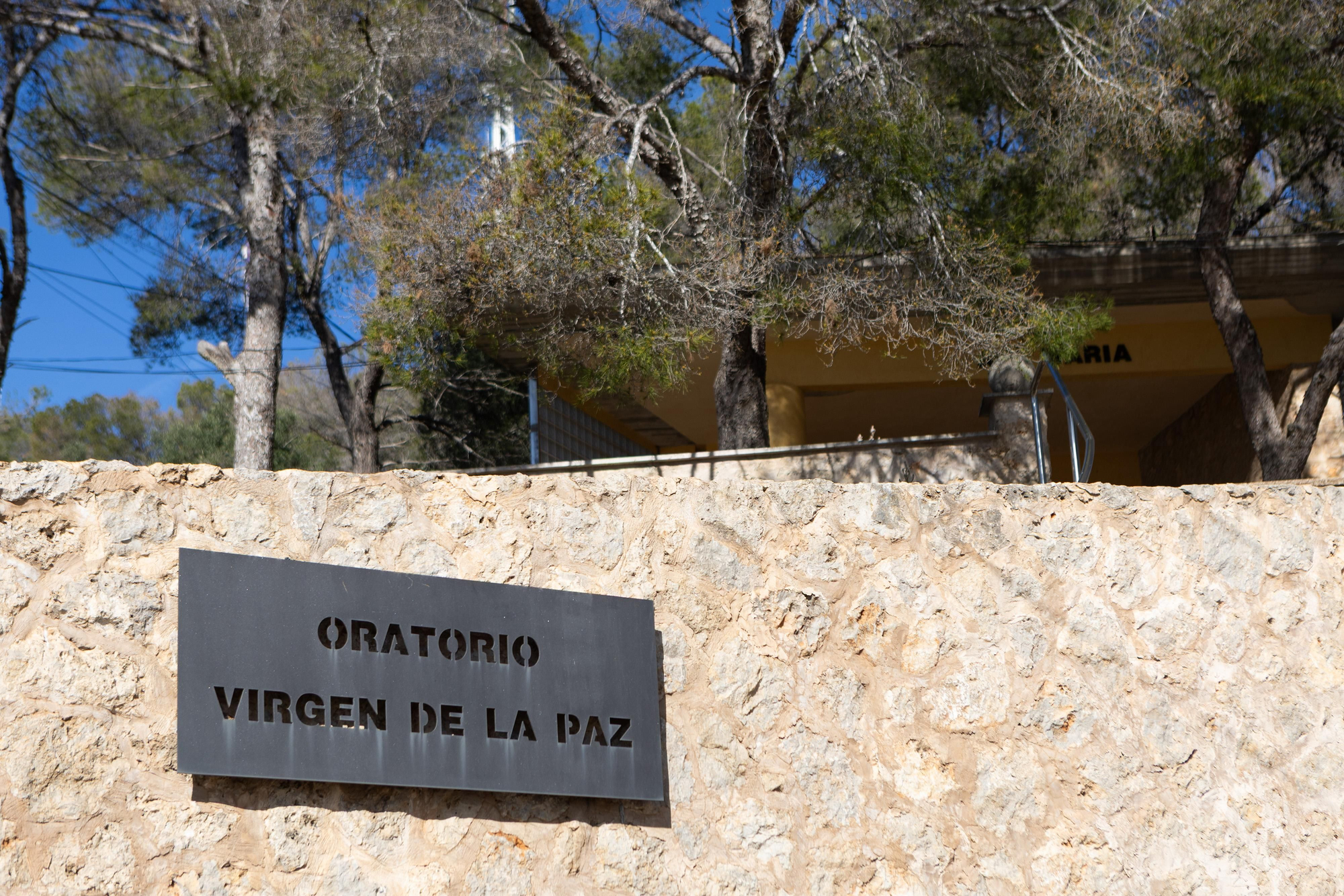 Placa con el nombre del oratorio ubicado junto al antiguo restaurante