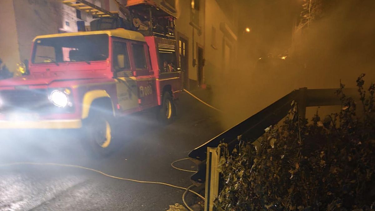 Los bomberos sofocan un incendio en una carpintería de San Andrés y Sauces