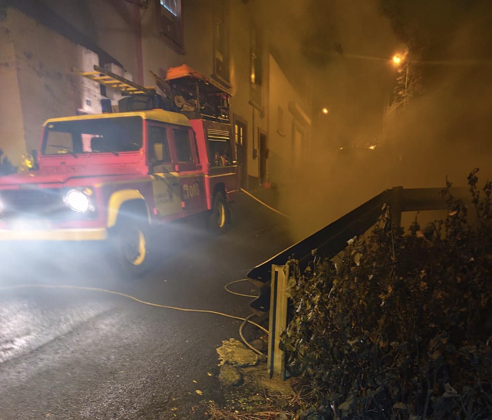 Un vehículo de Bomberos de La Palma durante la extinción del incendio en una carpintería de San Andrés y Sauces.