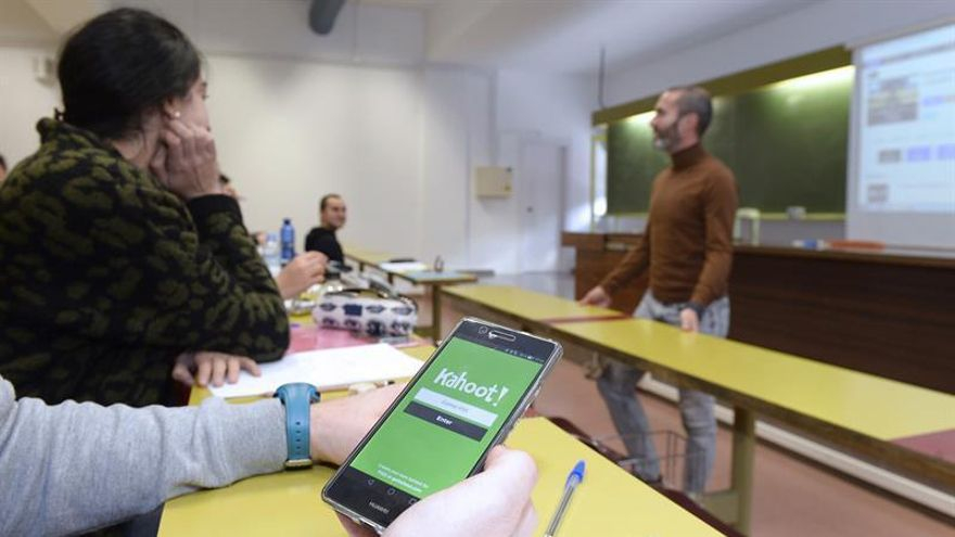 España se apunta a la prohibición del móvil en las aulas que avanza en Europa sin consenso entre expertos y docentes