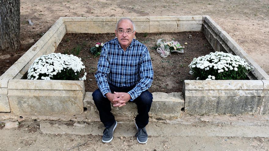 El exconseller de Educación y torrense Josep Bargalló, sentado en la tumba de Antoni Roig