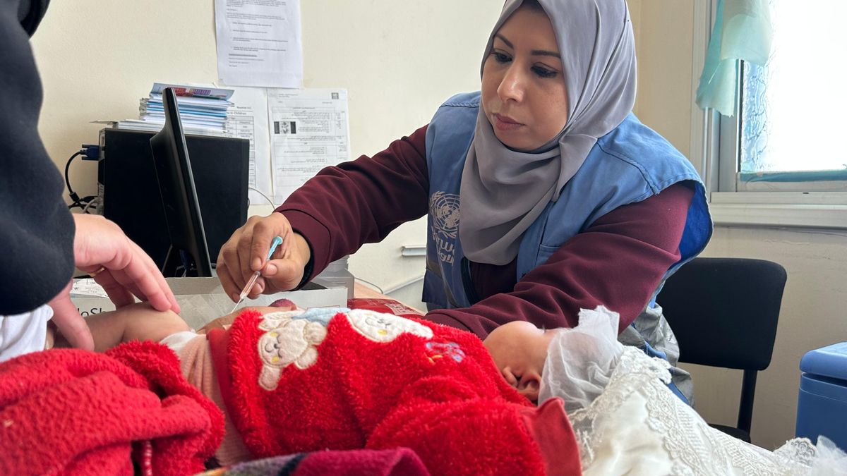 El viaje de una familia en Gaza en busca de una vacuna para su hija