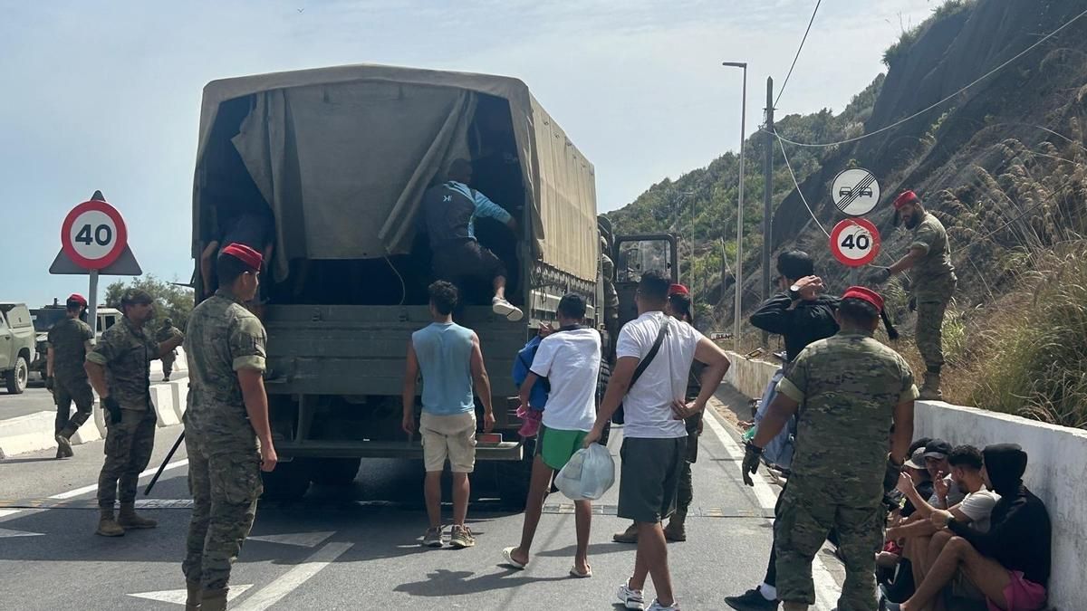 El Ejército transporta a centenares de migrantes desde las barriadas de Ceuta de vuelta a la frontera.