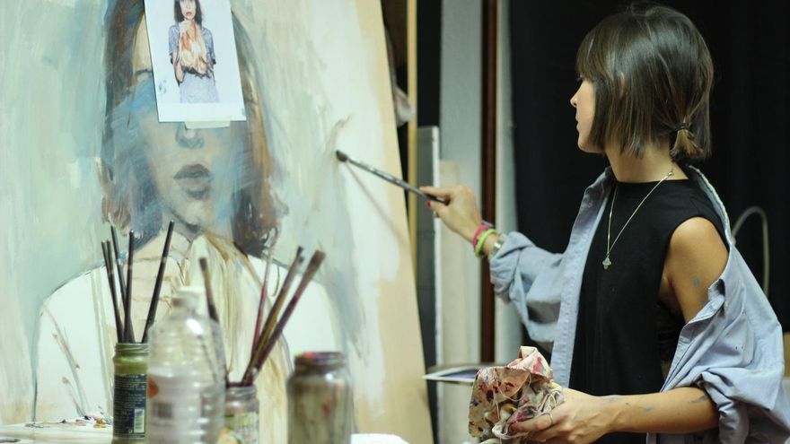 Desi Civera, pintando una de las obras | ESPOSITIVO