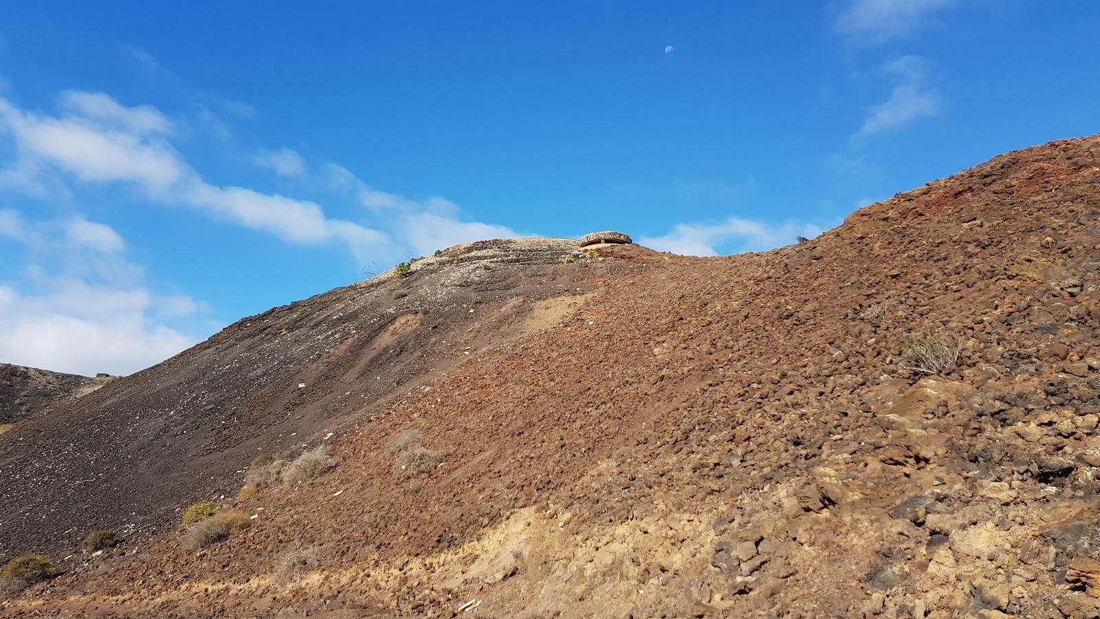 Montaña del Vigía en la Isleta con la batería instalada en su cima.