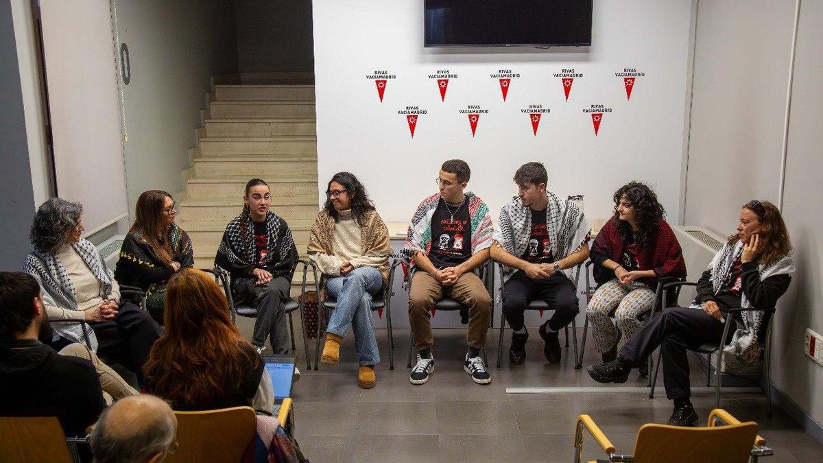 La delegación de jóvenes ripenses que viajó a Rivas, en la rueda de prensa celebrada en el Ayuntamiento sobre su reciente viaje a Palestina