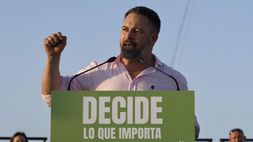 El candidato a la presidencia del gobierno en la elecciones generales por el partido VOX, Santiago Abascal, participa en un evento de inicio de campaña este jueves, en el municipio de El Ejido, Almería. EFE/ Carlos Barba
