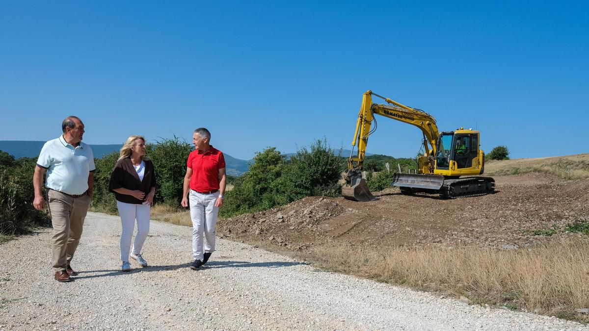 Susinos, durante su visita a caminos de concentración parcelaria en Campo de Enmedio.