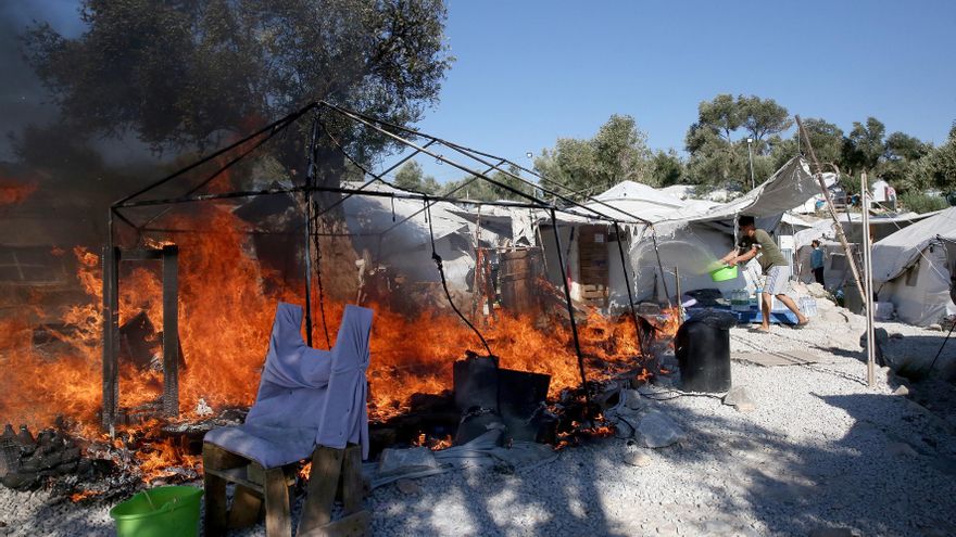 Berlín acoge "orgulloso" a 1.553 refugiados, llamados "pirómanos" por ultras