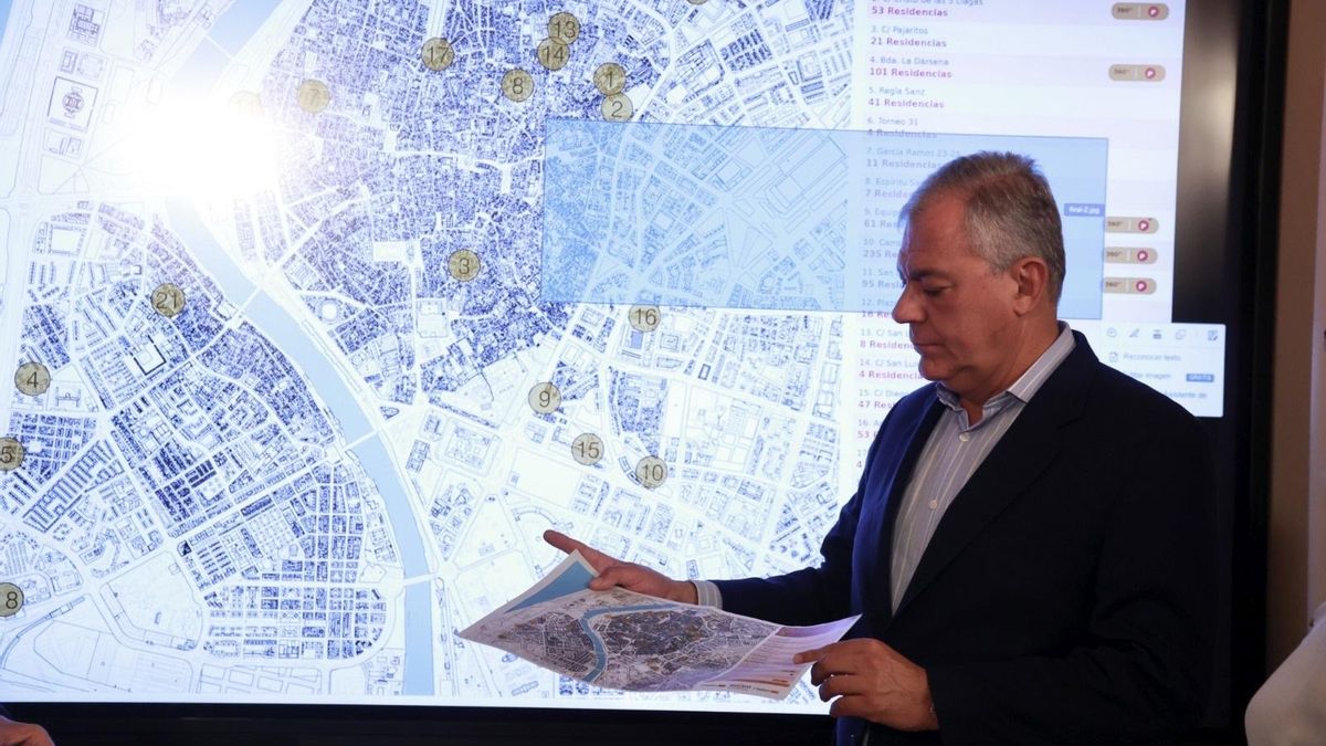 José Luis Sanz muestra el mapa en el que se ubican las actuaciones.