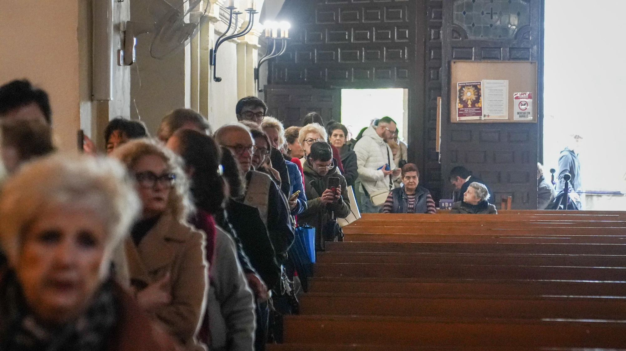 Los besapiés de Jesús Rescatado y del Cristo del Remedio de Ánimas, y el besamanos de Jesús, Divino Salvador, en su Prendimiento, en imágenes