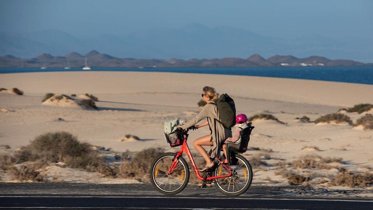 Turistas en las Grandes Playas de Corralejo, en el municipio de La Oliva (Fuerventura) EFE Carlos de Saá